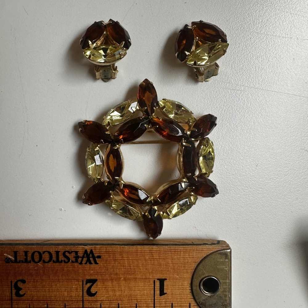 Vintage yellow and root beer rhinestone brooch set - Picture 5 of 7